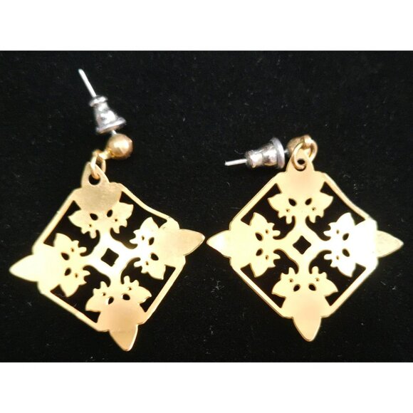 Hawaiian Quilt Square Goldtone Earrings - Picture 3 of 3